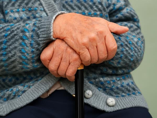 Kaj se skriva za tresočimi rokami?