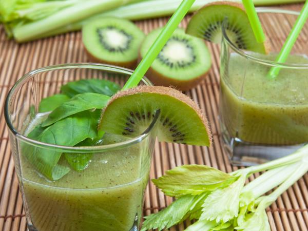 Zeleni smuti za razkisanje: pet sestavin z alkalnim pH, ki podprejo vaše telo