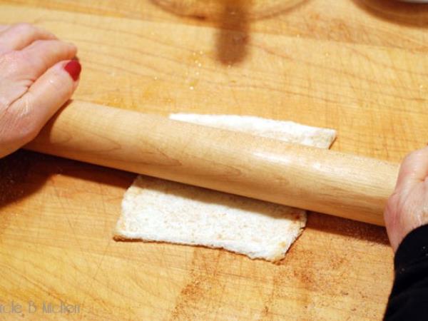 Cimetove rolice iz toasta z le 3 sestavinami: preprost recept, ki ga zmore vsak