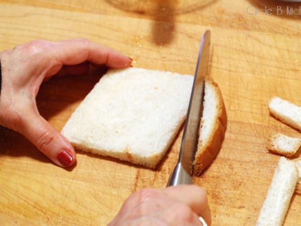 Cimetove rolice iz toasta z le 3 sestavinami: preprost recept, ki ga zmore vsak