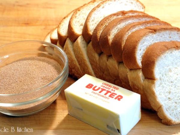 Cimetove rolice iz toasta z le 3 sestavinami: preprost recept, ki ga zmore vsak