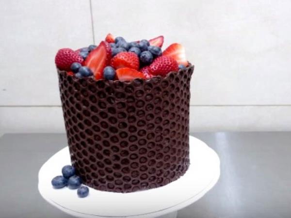 Ko mehurčki niso za pokanje: s folijo za pakiranje do torte, ki izgleda kot iz slaščičarne