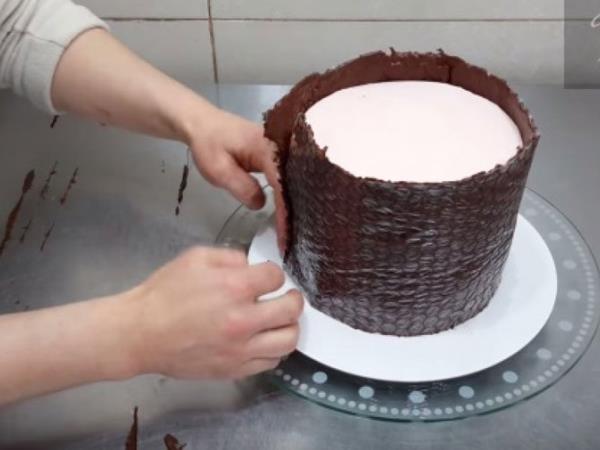 Ko mehurčki niso za pokanje: s folijo za pakiranje do torte, ki izgleda kot iz slaščičarne