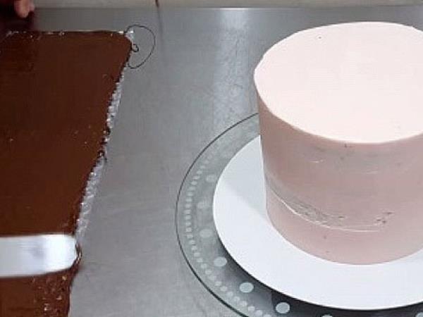 Ko mehurčki niso za pokanje: s folijo za pakiranje do torte, ki izgleda kot iz slaščičarne