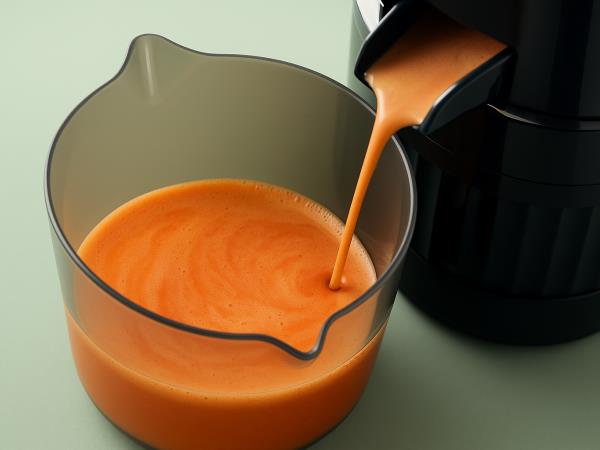 Tri sestavine, ena mešanica: zakaj ta zelenjavni smoothie navdušuje nutricioniste?