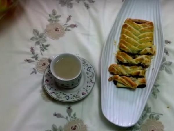 Samo 3 sestavine, le 15 minut in čokoladna pletenica iz listnatega testa je na mizi