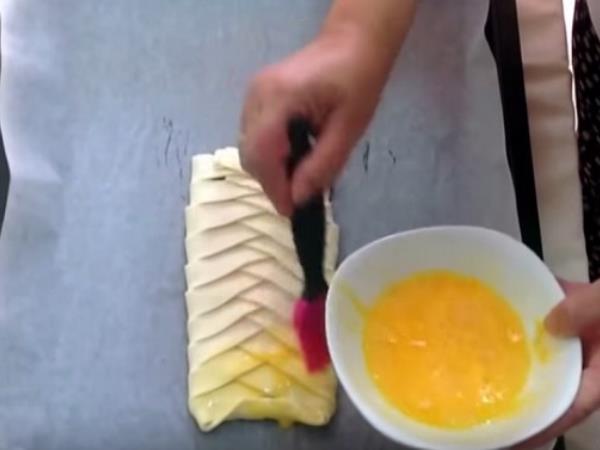 Samo 3 sestavine, le 15 minut in čokoladna pletenica iz listnatega testa je na mizi