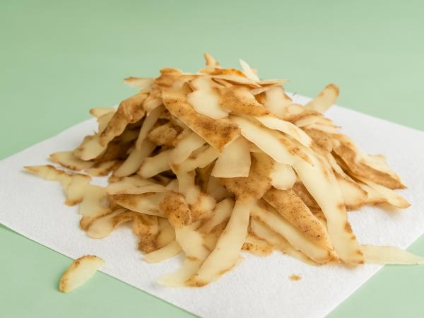 Ste vedeli, za kaj so dobri krompirjevi olupki?