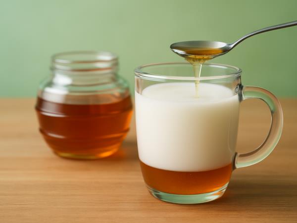 5 razlogov zakaj zvečer popiti skodelico mandljevega mleka z medom