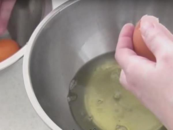 Torta iz samo dveh sestavin? Da, res gre – in v pečici je pripravljena v 30 minutah!