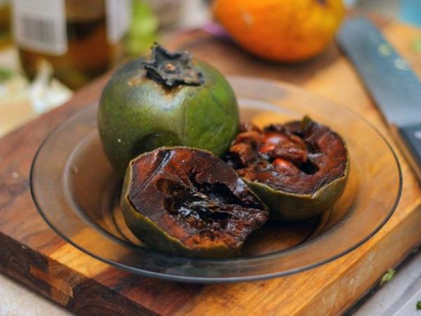 Čokoladni puding, ki raste na drevesu: spoznajte tropski sadež z več vitamina C kot pomaranča
