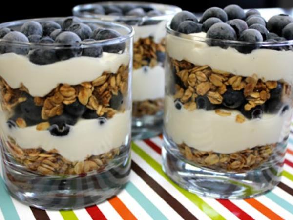 Borovnice, brusnice in jogurt proti okužbam sečil: recept, ki ga priporoča znanost