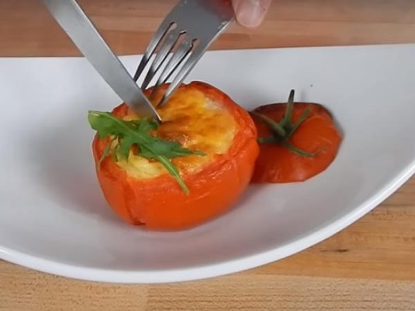 Paradižnik kot posodica? Ta zajtrk bo prebudil vaše jutro na način, ki ga še niste pričakovali