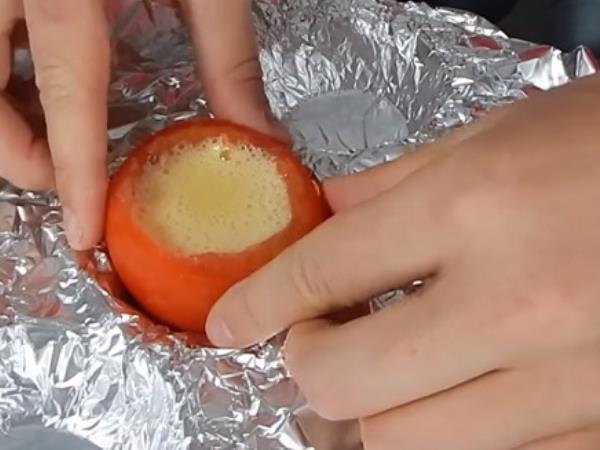 Paradižnik kot posodica? Ta zajtrk bo prebudil vaše jutro na način, ki ga še niste pričakovali