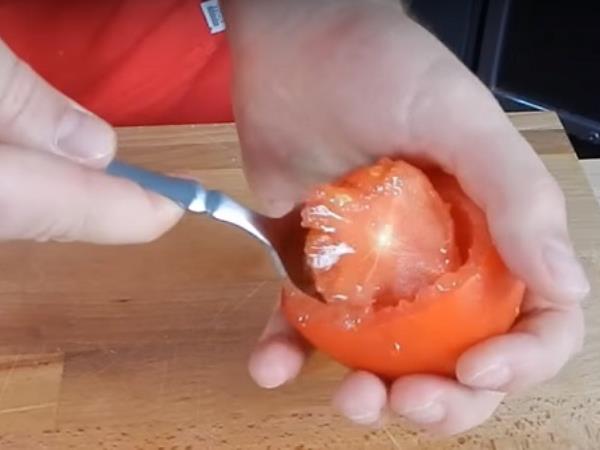 Paradižnik kot posodica? Ta zajtrk bo prebudil vaše jutro na način, ki ga še niste pričakovali