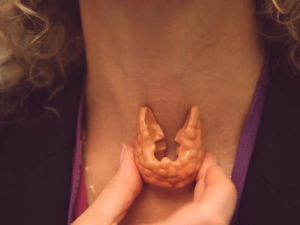 Kako z vodo in ogledalom prepoznati težave s ščitnico