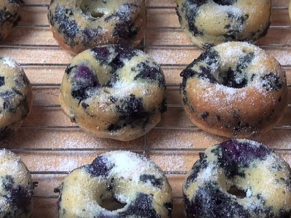 Donatsi z borovnicami, ki jih spečete v 10 minutah: recept, ki bo postal vaš novi favorit