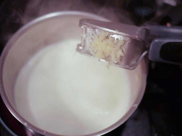 Zakaj je dobro zdraviti išias s česnovim mlekom