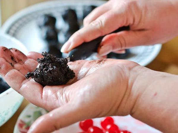 Čokoladne kroglice s skrivnostjo v sredici: recept brez pečice, ki ga zmore vsak