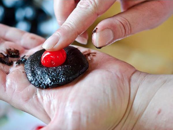 Čokoladne kroglice s skrivnostjo v sredici: recept brez pečice, ki ga zmore vsak