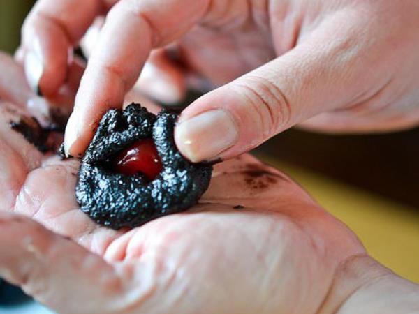 Čokoladne kroglice s skrivnostjo v sredici: recept brez pečice, ki ga zmore vsak