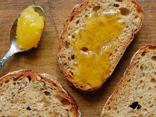 Namažite si kruh z medom in cimetom - preverite zakaj