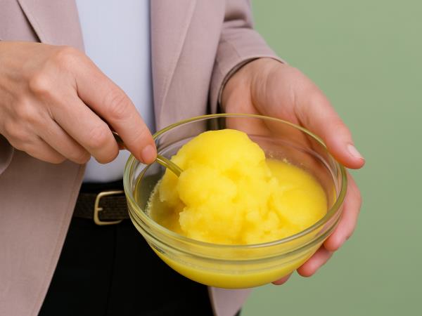 Babičin recept iz treh sestavin: domači balzam iz jajca, olivnega olja in čebeljega voska za nego kože in lajšanje težav
