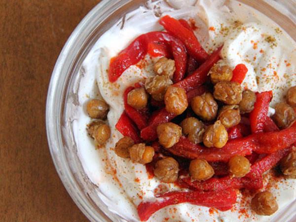 Jogurt z avokado ali tajskimi začimbami? Zakaj nutricisti opuščajo sladke joghurte in odkrivajo pikantno plat tega živila