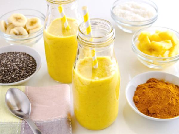 Smoothie iz ananasa in kurkume, ki pomaga uravnavati hormone