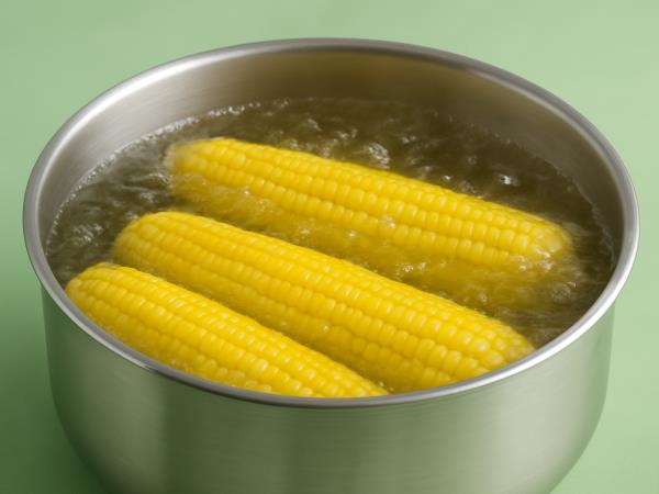 Kaj se zgodi, če pozimi jeste kuhano koruzo?
