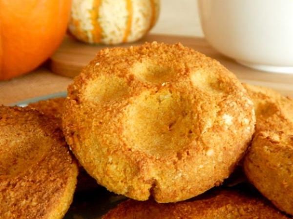 Ko pecite piškote za psa: recept z bučo, arašidovim maslom in cimetom, ki bo navdušil vas in vašega kosmatinca