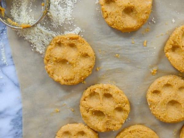 Ko pecite piškote za psa: recept z bučo, arašidovim maslom in cimetom, ki bo navdušil vas in vašega kosmatinca