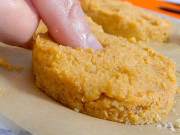 Ko pecite piškote za psa: recept z bučo, arašidovim maslom in cimetom, ki bo navdušil vas in vašega kosmatinca