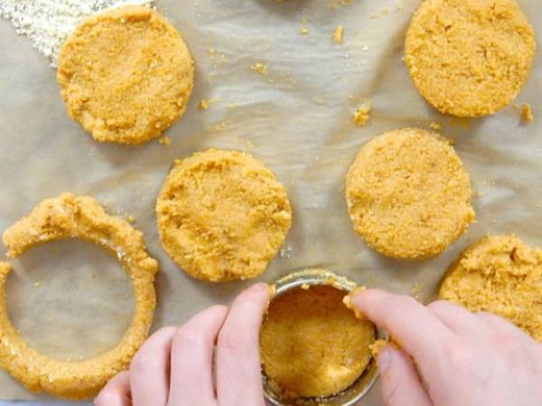 Ko pecite piškote za psa: recept z bučo, arašidovim maslom in cimetom, ki bo navdušil vas in vašega kosmatinca