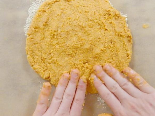 Ko pecite piškote za psa: recept z bučo, arašidovim maslom in cimetom, ki bo navdušil vas in vašega kosmatinca