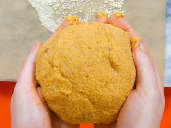Ko pecite piškote za psa: recept z bučo, arašidovim maslom in cimetom, ki bo navdušil vas in vašega kosmatinca