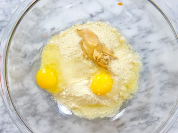 Ko pecite piškote za psa: recept z bučo, arašidovim maslom in cimetom, ki bo navdušil vas in vašega kosmatinca