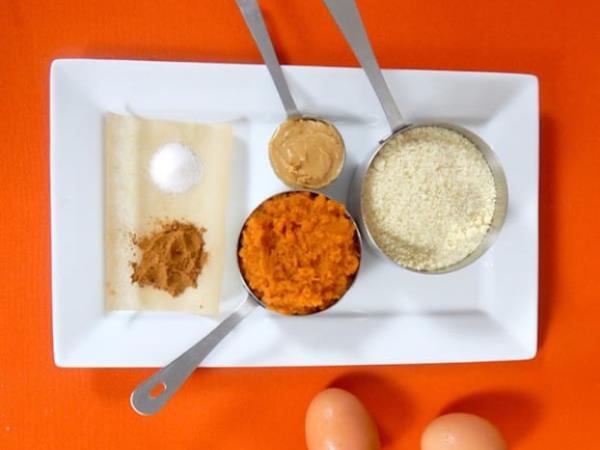 Ko pecite piškote za psa: recept z bučo, arašidovim maslom in cimetom, ki bo navdušil vas in vašega kosmatinca