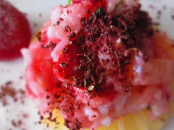 Dišeči riž z ananasom in jagodami