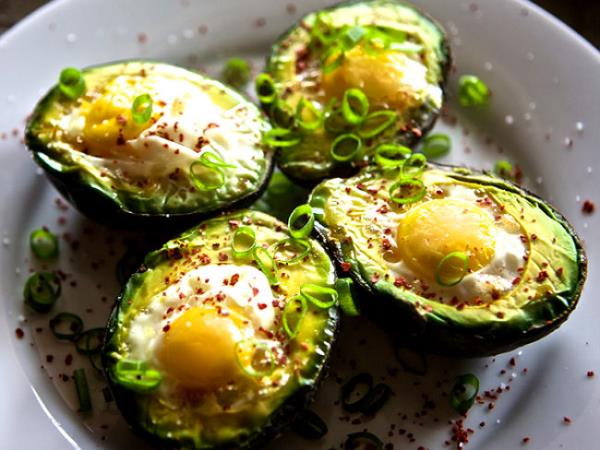 Avokado z jajci v pečici: recept s štirimi sestavinami, ki podpira zdravo prebavo in presnovo