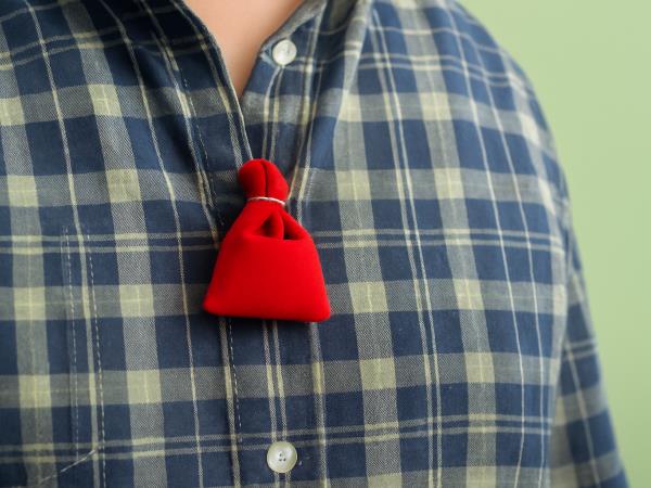 Zakaj je spal s to vrečko na prsih?