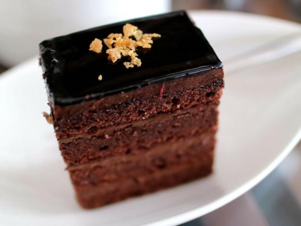 Čokoladna torta brez moke: sladica iz banan, jabolka in kakava, ki pokvari vse vaše izgovore za izogibanje sladkemu