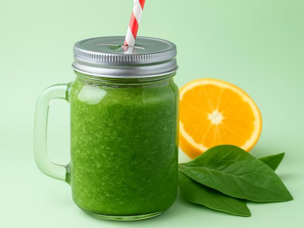 Hollywoodski smoothie, ki hkrati daje energijo in topi kilograme – recept slavne nutricionistke