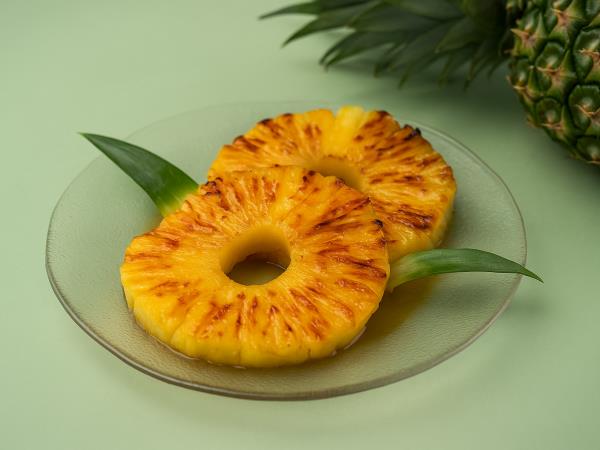 Pečen ananas z medom in cimetom: tropska sladica, ki naredi več, kot si mislite