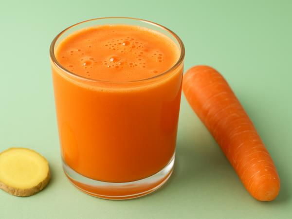 Korenje in ingver: zakaj je ta oranžno-pikantna kombinacija eden najboljših naravnih sokov?