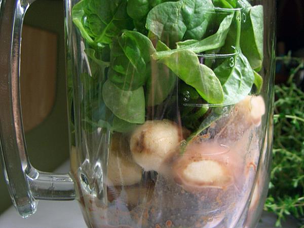 Zeleni smuti z ingverjem, ki zbudi metabolizem: recept, ki ga boste pripravljali vsako jutro