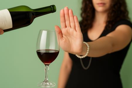Zakaj vino med kosilom da, voda pa ne?