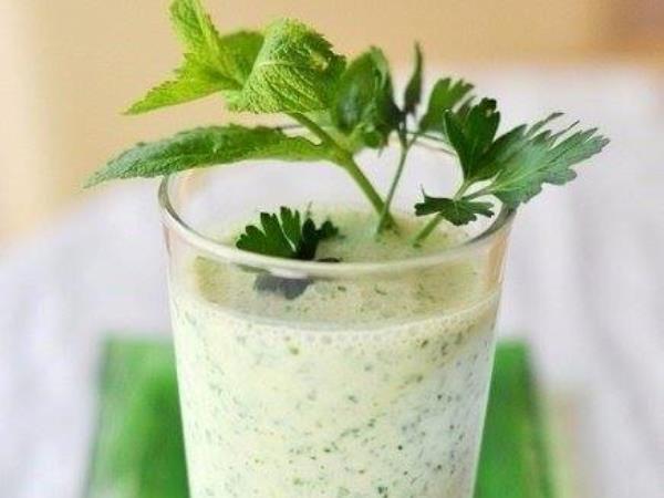 Jogurt, peteršilj in cimet: preprost napitek, ki poskrbi za prebavo