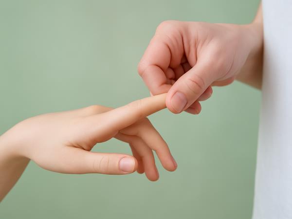 Preden vzamete tableto poskusite z masažo prstov