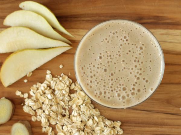 Dva sestavini, ena posoda, nič celulita? Smoothie iz hruške in ingverja, ki osvaja poletje